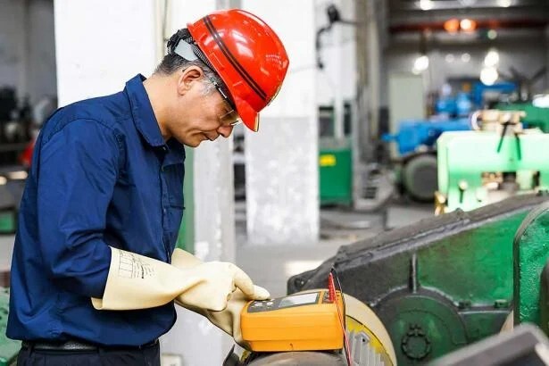 Fluke 1535 and 1537 Insulation Resistance Tester and Megohmmeters